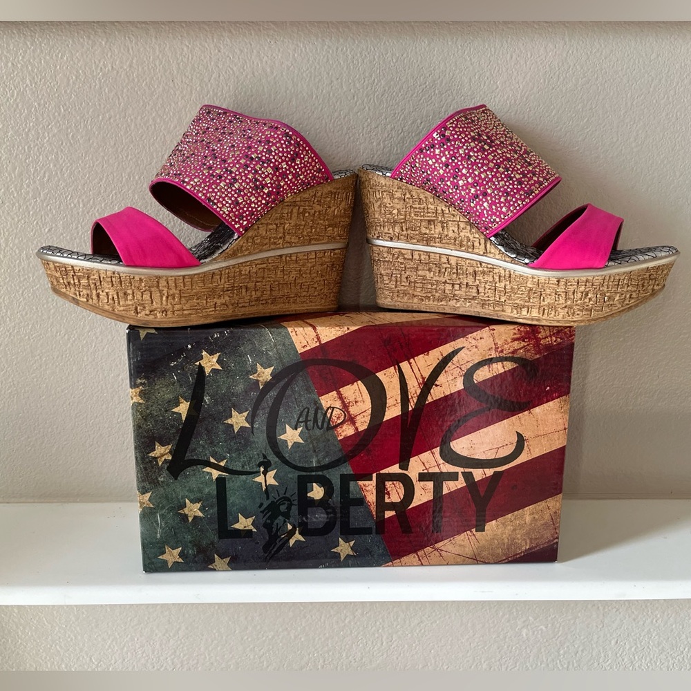 Love & Liberty Fuchsia wedges, size 8